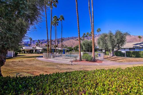 Modern Palm Springs Townhome - Steps To Pool!