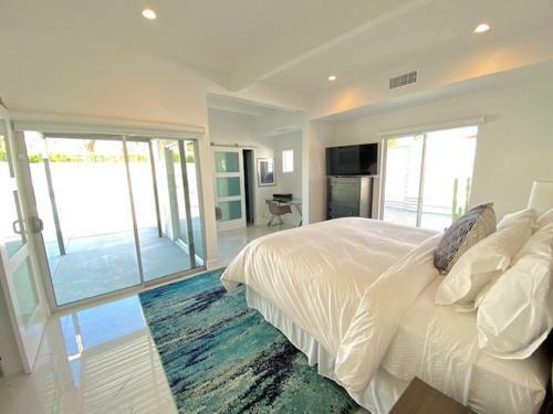 Ultra-luxury Mid-century Alexander, 3 Bed/ 3 Bath