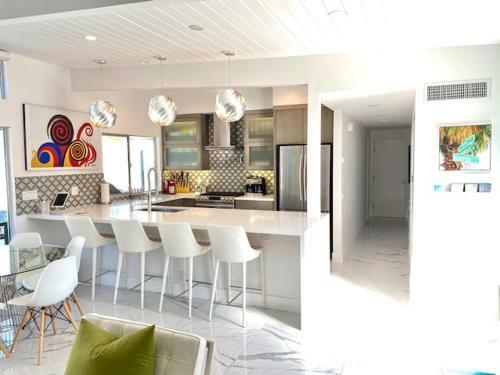 Ultra-luxury Mid-century Alexander, 3 Bed/ 3 Bath