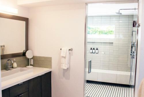 Ultra-luxury Mid-century Alexander, 3 Bed/ 3 Bath