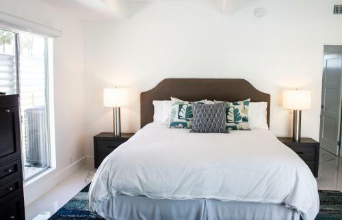 Ultra-luxury Mid-century Alexander, 3 Bed/ 3 Bath