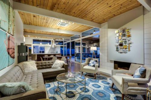 Palm Springs Regal Contemporary