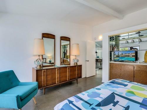 The Arrow Of Twin Palms - Midcentury Alexander