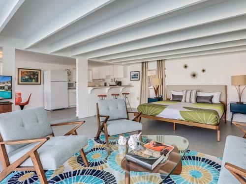 The Arrow Of Twin Palms - Midcentury Alexander