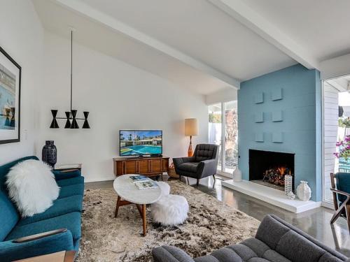 The Arrow Of Twin Palms - Midcentury Alexander