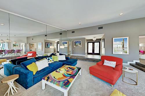 Mid-century Modern Retreat - Private Pool Oasis Home
