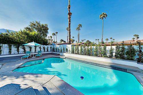 Mid-century Modern Retreat - Private Pool Oasis Home