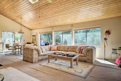 Pine Mountain Club Cottage With Wraparound Deck!