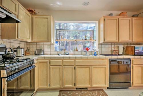 Pine Mountain Club Cottage With Wraparound Deck!