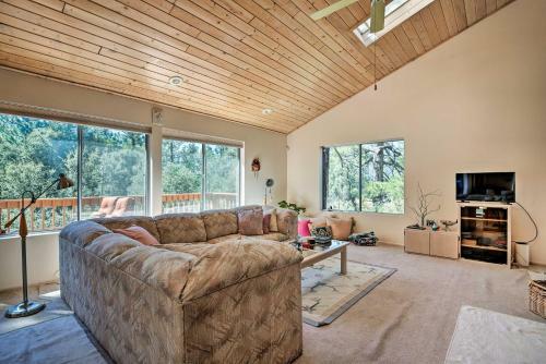 Pine Mountain Club Cottage With Wraparound Deck!