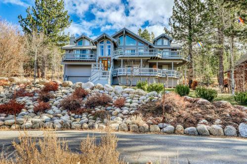 Sleek Hill Haven With Martis Valley Views