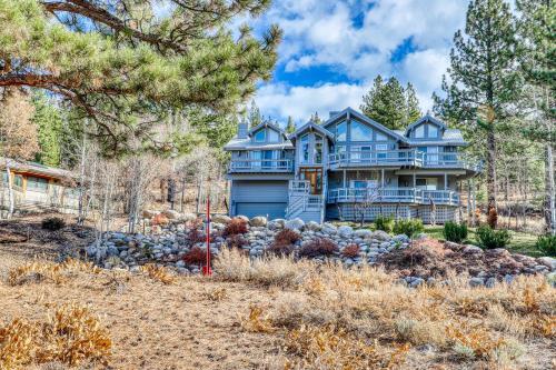 Sleek Hill Haven With Martis Valley Views