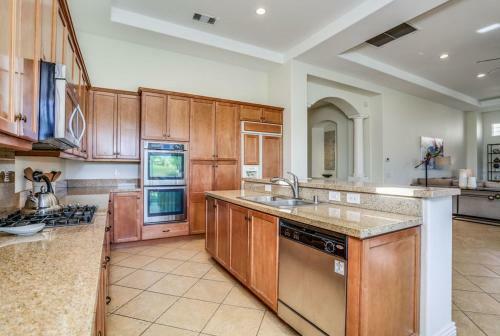 Mira Vista Lakefront Golf Villa