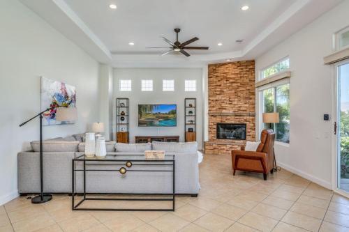 Mira Vista Lakefront Golf Villa