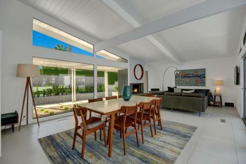 Tres Palmas By Oranj Palm