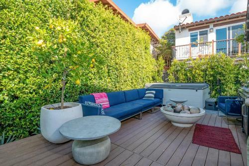 Chic Beach Getaway With Hot Tub & Firepit Home
