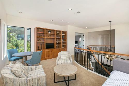 Walk To Beach! Ocean-view Dream With Rooftop Deck Home