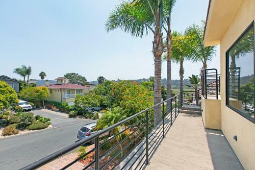 Walk To Beach! Ocean-view Dream With Rooftop Deck Home