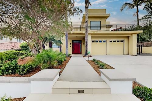 Walk To Beach! Ocean-view Dream With Rooftop Deck Home