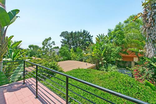 Walk To Beach! Ocean-view Dream With Rooftop Deck Home
