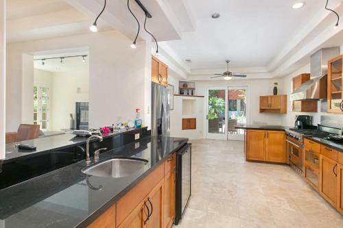 Walk To Beach! Ocean-view Dream With Rooftop Deck Home