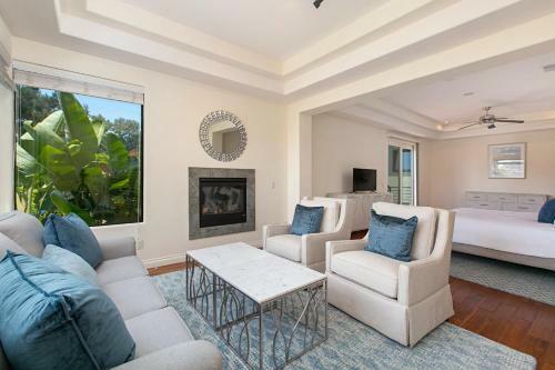 Walk To Beach! Ocean-view Dream With Rooftop Deck Home