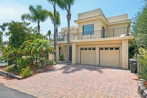 Walk To Beach! Ocean-view Dream With Rooftop Deck Home