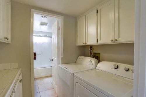 Exclusive Patio, Ac, Dog Ok, 2 Parking