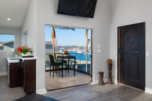 Villa Exclusive 1,000sf Ground Level Waterfront Patio, AC