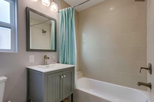 Villa Exclusive 1,000sf Ground Level Waterfront Patio, AC