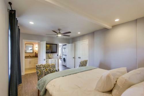 Villa Exclusive 1,000sf Ground Level Waterfront Patio, AC
