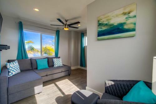 Villa Exclusive 1,000sf Ground Level Waterfront Patio, AC