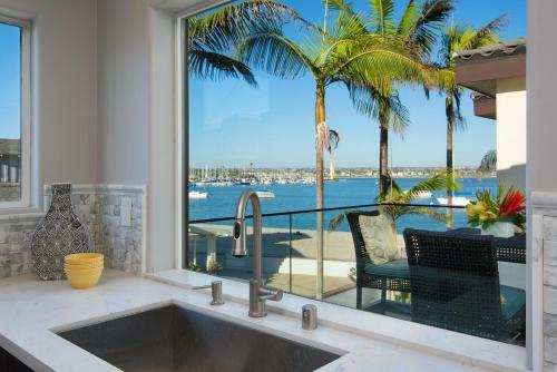 Villa Exclusive 1,000sf Ground Level Waterfront Patio, AC