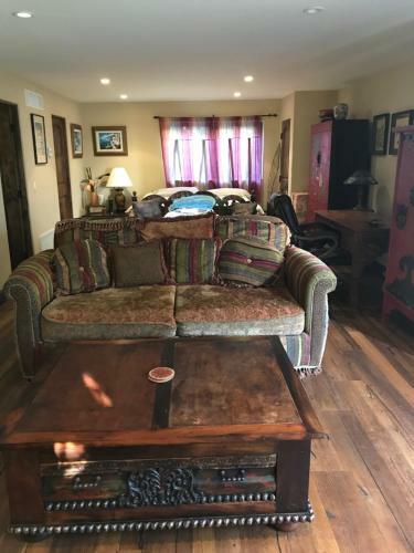 Hostal Spacious Guest House, Pool & Spa, Close To Beach!
