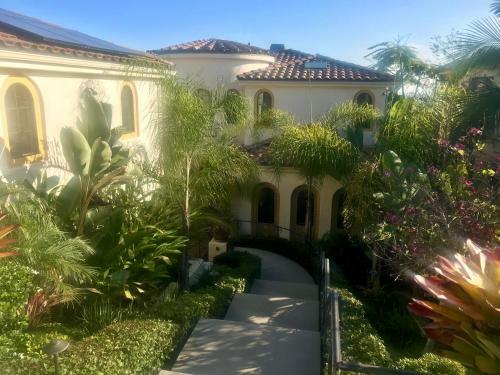 Hostal Spacious Guest House, Pool & Spa, Close To Beach!