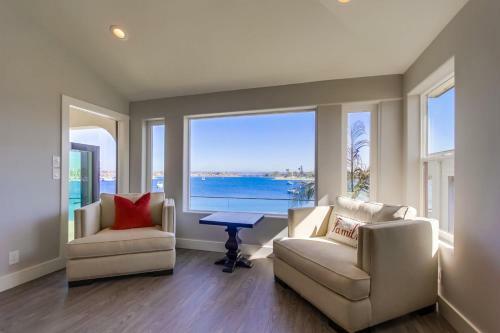 60ft Of Water Frontage, Ac, Upper Level Unit