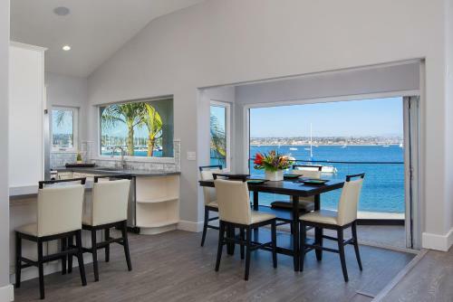 60ft Of Water Frontage, Ac, Upper Level Unit