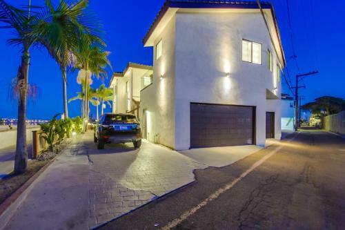 60ft Of Water Frontage, Ac, Upper Level Unit