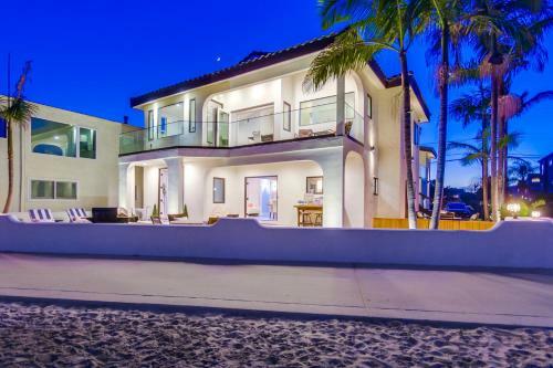 60ft Of Water Frontage, Ac, Upper Level Unit