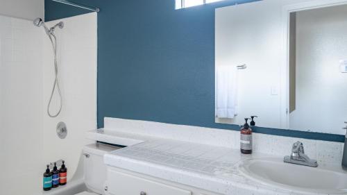 Wanderjaunt - Pacific Beach Townhomes