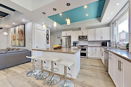 Chic Pacific Beach Townhome With Rooftop Deck Townhouse