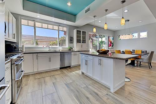 Chic Pacific Beach Townhome With Rooftop Deck Townhouse
