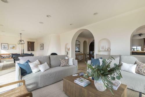 Shoreline - Spectacular Beachfront Abode W Fire Pit, Spa & Pool Table