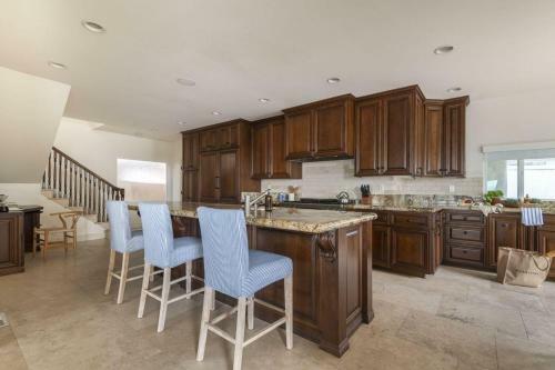 Shoreline - Spectacular Beachfront Abode W Fire Pit, Spa & Pool Table
