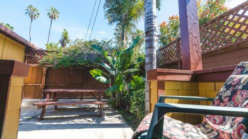 Bungalow 1 Block Walk To The Beach