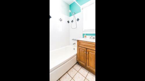 Bungalow 1 Block Walk To The Beach