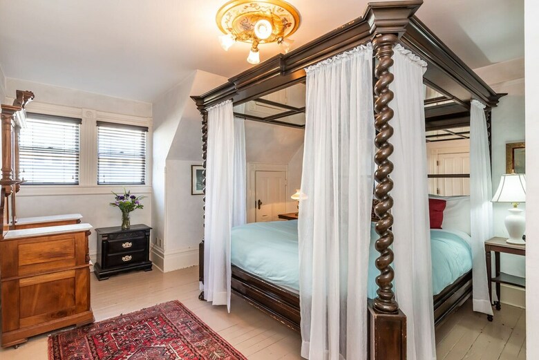 Chateau Tivoli Bed And Breakfast