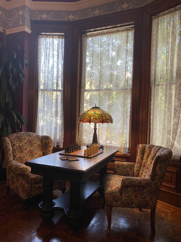 Chateau Tivoli Bed And Breakfast