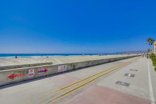 Full Floor Ocean Front Penthouse, Wrap Around Deck, AC