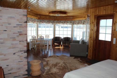 Lodge Marjakartano Hussola